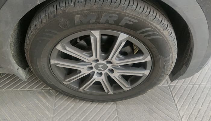 2022 Mahindra XUV700 AX 7 D AT 7 STR, Diesel, Automatic, 79,410 km, tyre