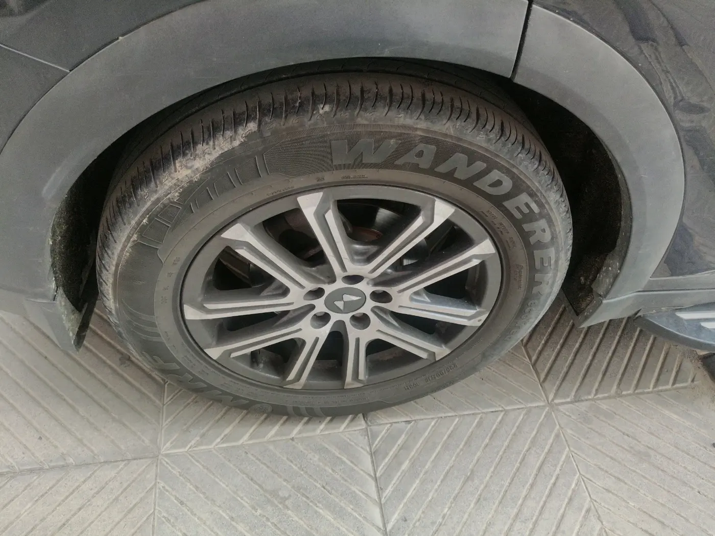 2022 Mahindra XUV700 AX 7 D AT 7 STR, Diesel, Automatic, 79,410 km, tyre