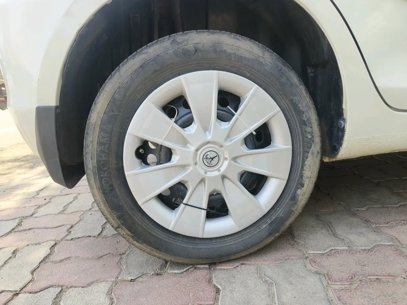 2015 Maruti Swift VXI, CNG, Manual, 1,42,363 km, tyre