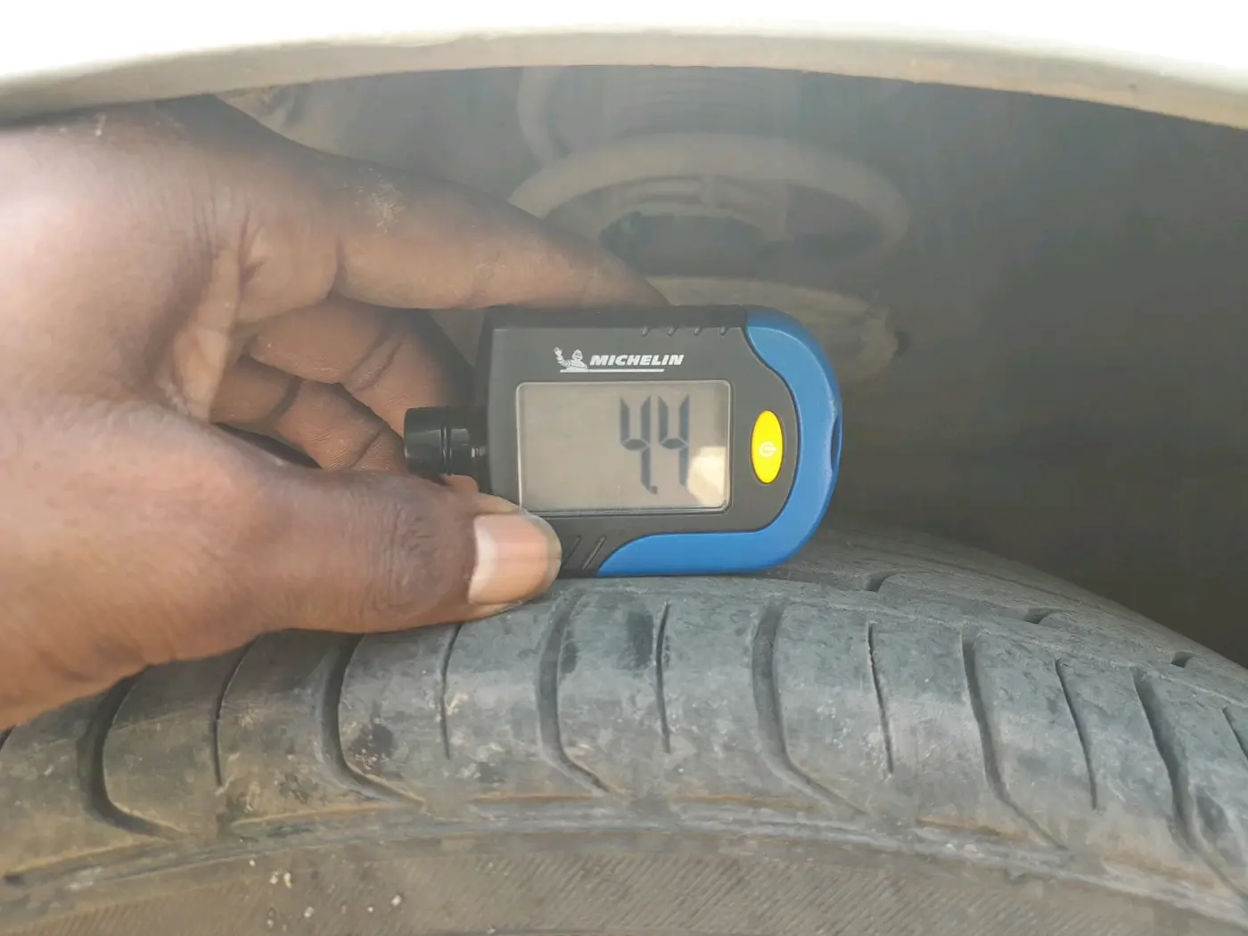 2015 Maruti Ertiga VXI, CNG, Manual, 2,29,088 km, tyre