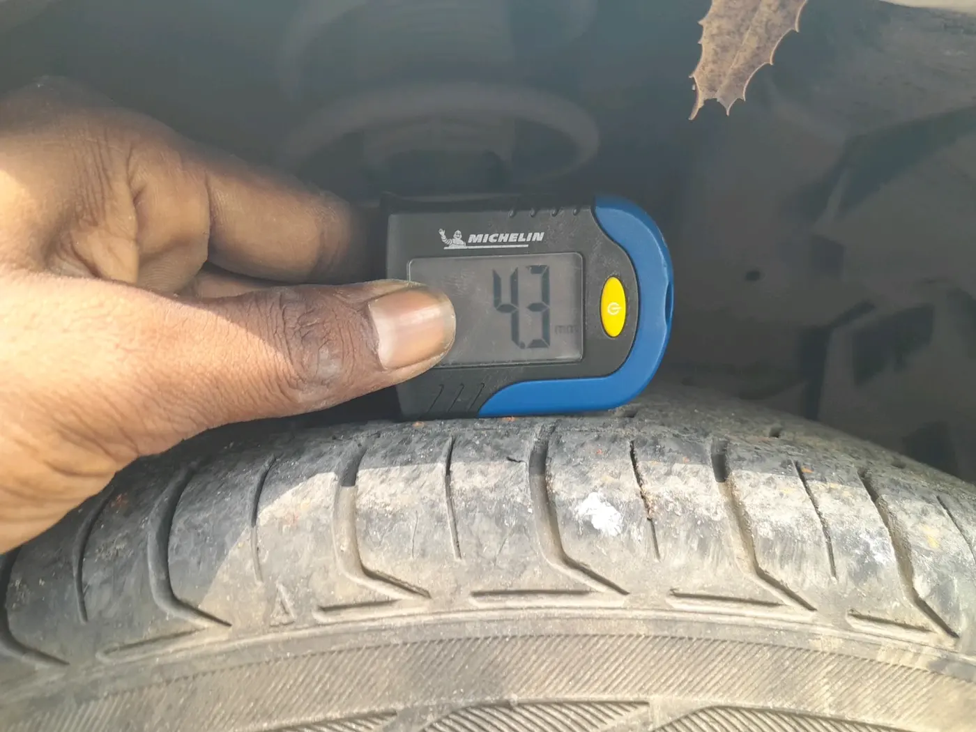 2015 Maruti Ertiga VXI, CNG, Manual, 2,29,088 km, tyre