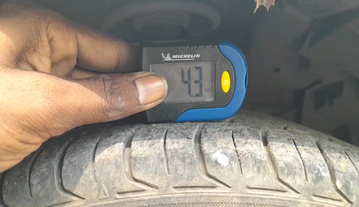 2015 Maruti Ertiga VXI, CNG, Manual, 2,29,088 km, tyre