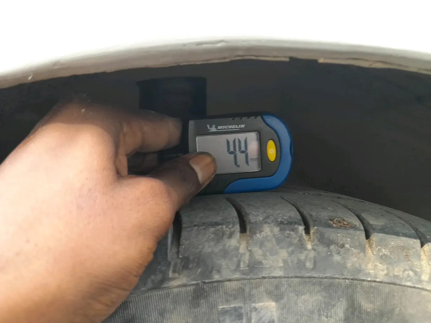 2015 Maruti Ertiga VXI, CNG, Manual, 2,29,088 km, tyre