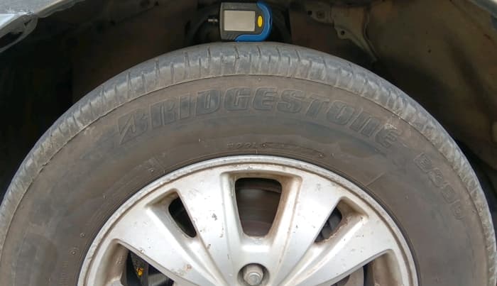 2011 Toyota Innova V 2.5 7 STR, Diesel, Manual, 2,97,738 km, tyre