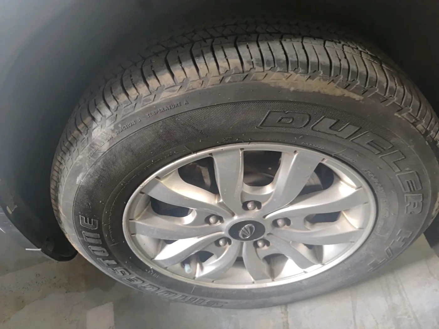 2017 Mahindra XUV500 W10, Diesel, Manual, 2,30,673 km, tyre