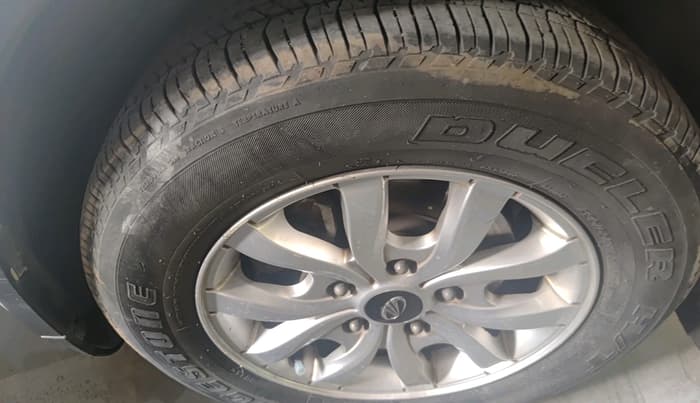 2017 Mahindra XUV500 W10, Diesel, Manual, 2,30,673 km, tyre