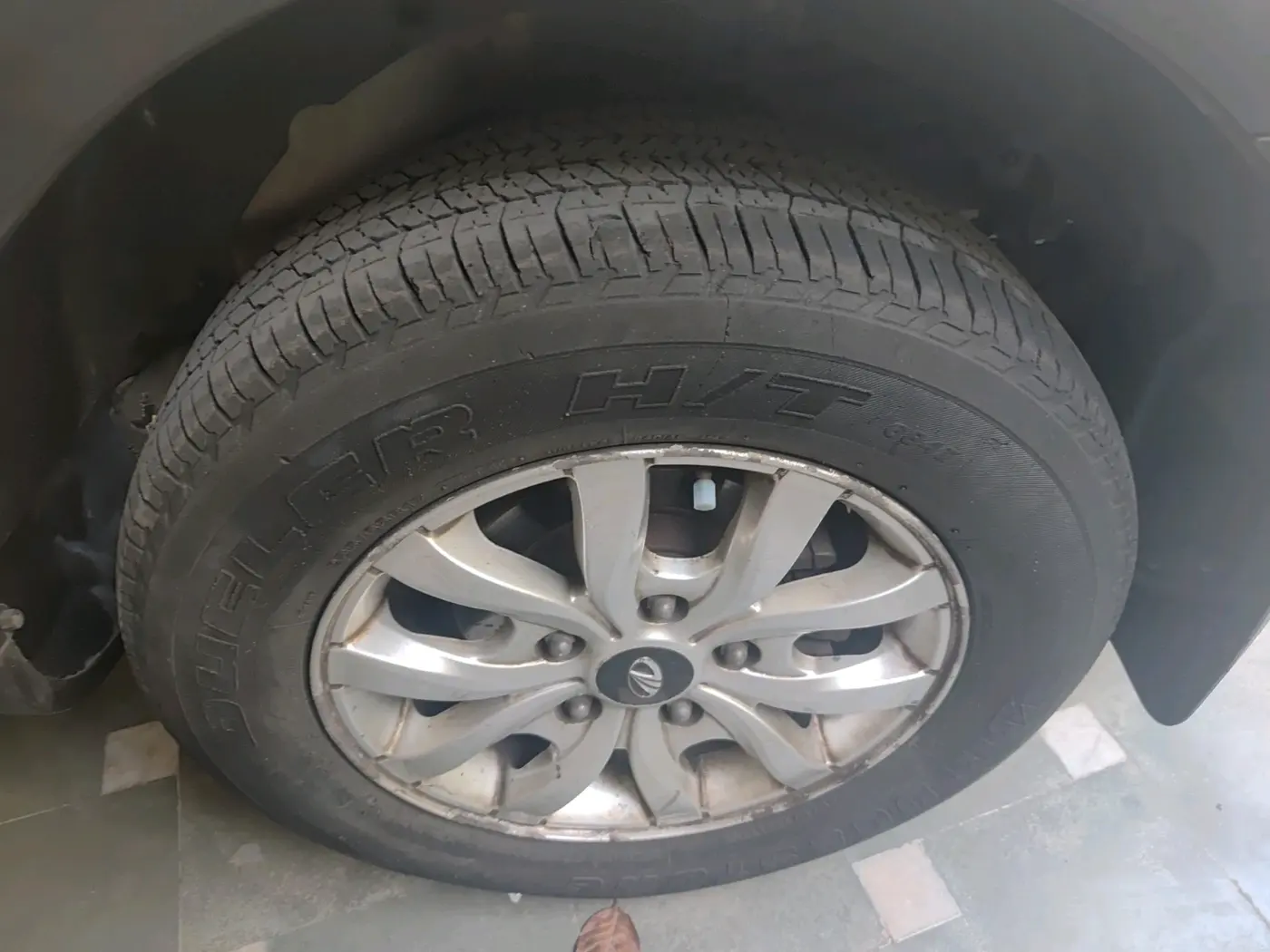 2017 Mahindra XUV500 W10, Diesel, Manual, 2,30,673 km, tyre