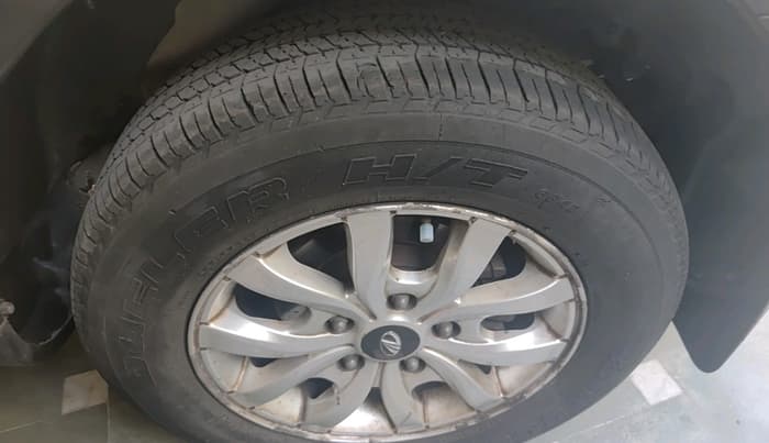 2017 Mahindra XUV500 W10, Diesel, Manual, 2,30,673 km, tyre