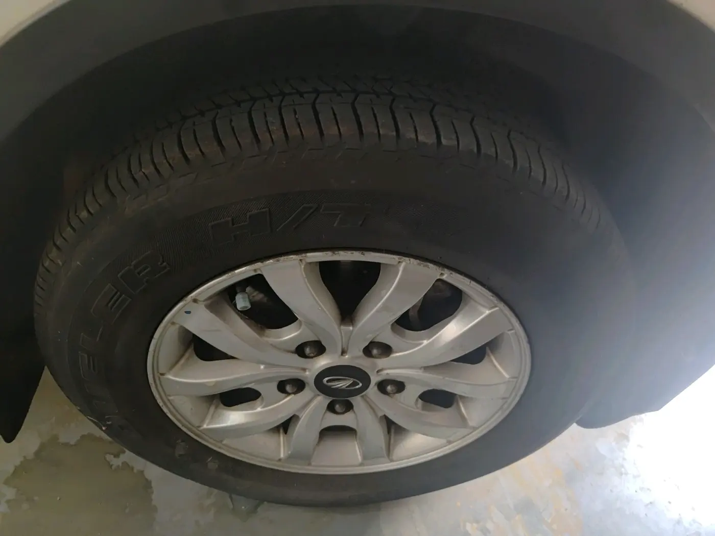 2017 Mahindra XUV500 W10, Diesel, Manual, 2,30,673 km, tyre