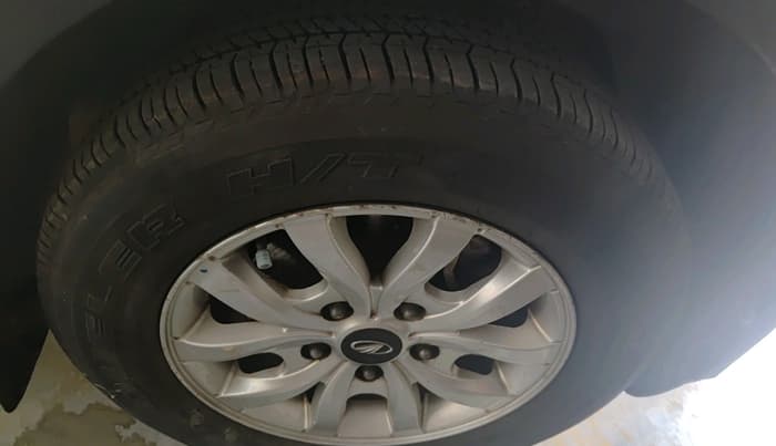 2017 Mahindra XUV500 W10, Diesel, Manual, 2,30,673 km, tyre