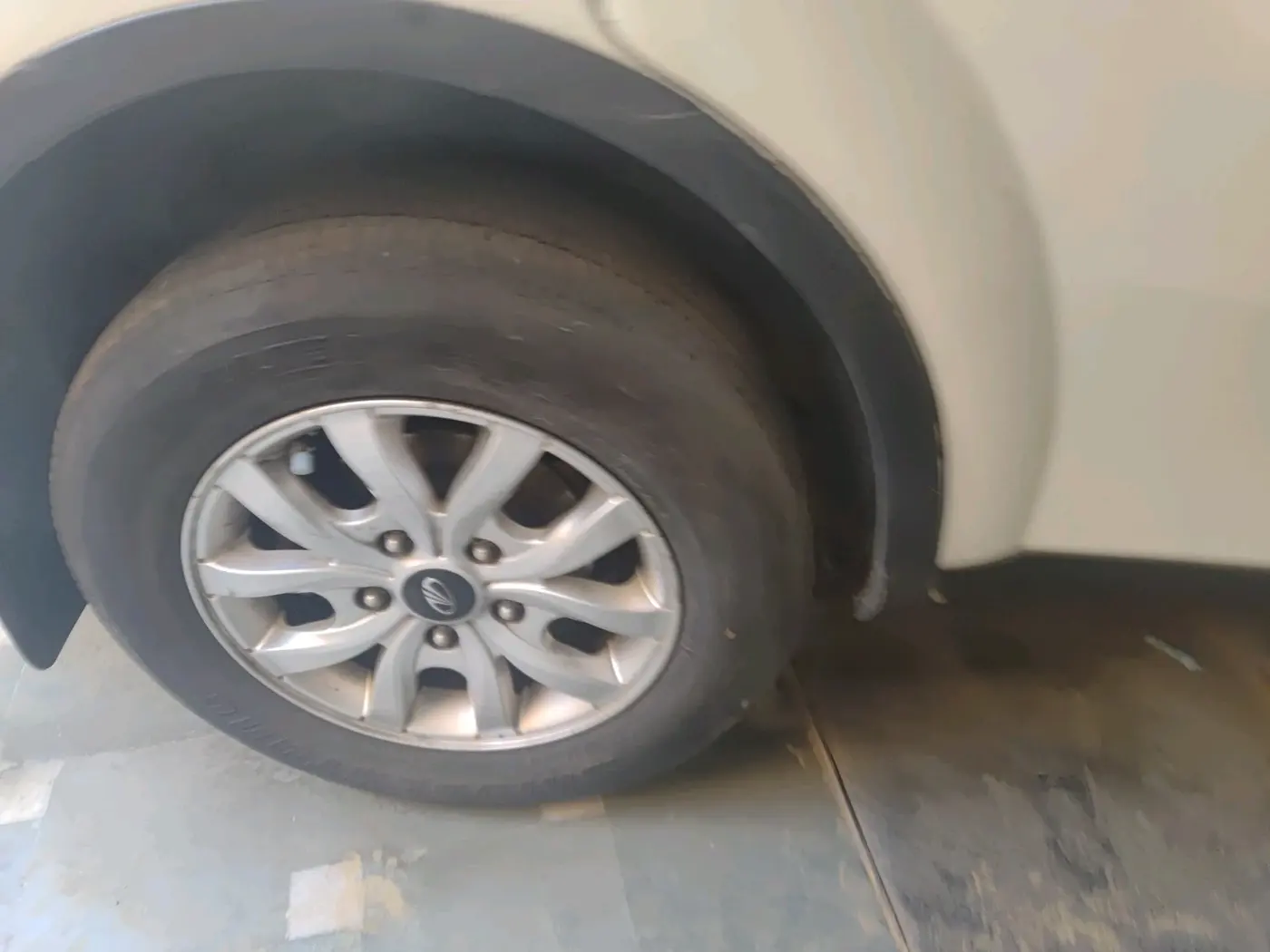 2017 Mahindra XUV500 W10, Diesel, Manual, 2,30,673 km, tyre
