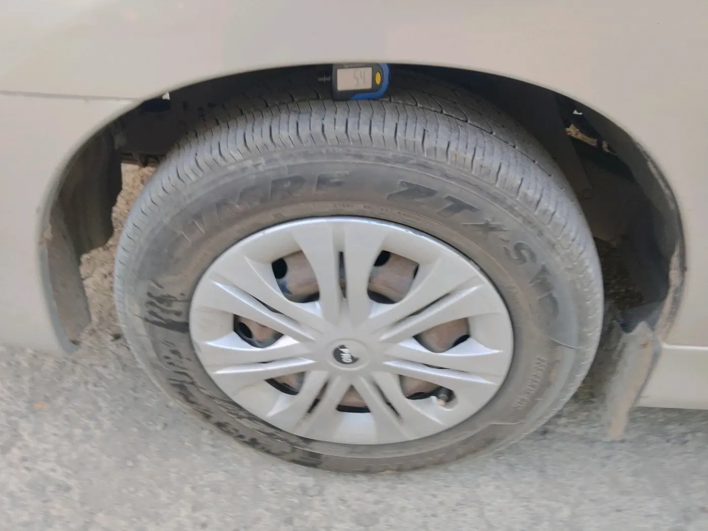 2013 Toyota Innova 2.5 G 8 STR, Diesel, Manual, 90,485 km, tyre