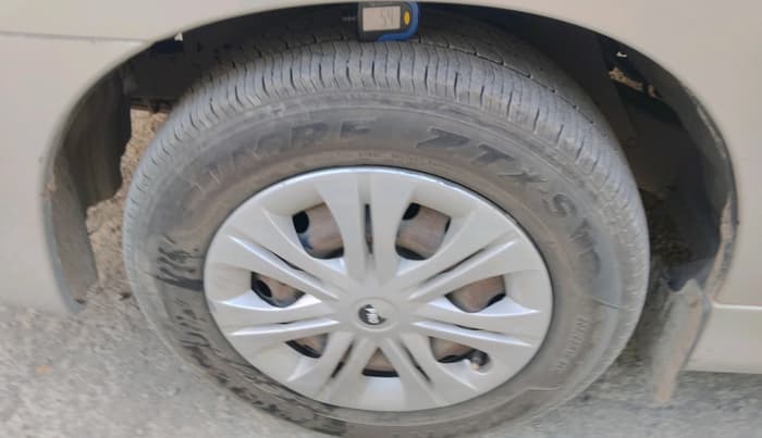 2013 Toyota Innova 2.5 G 8 STR, Diesel, Manual, 90,485 km, tyre