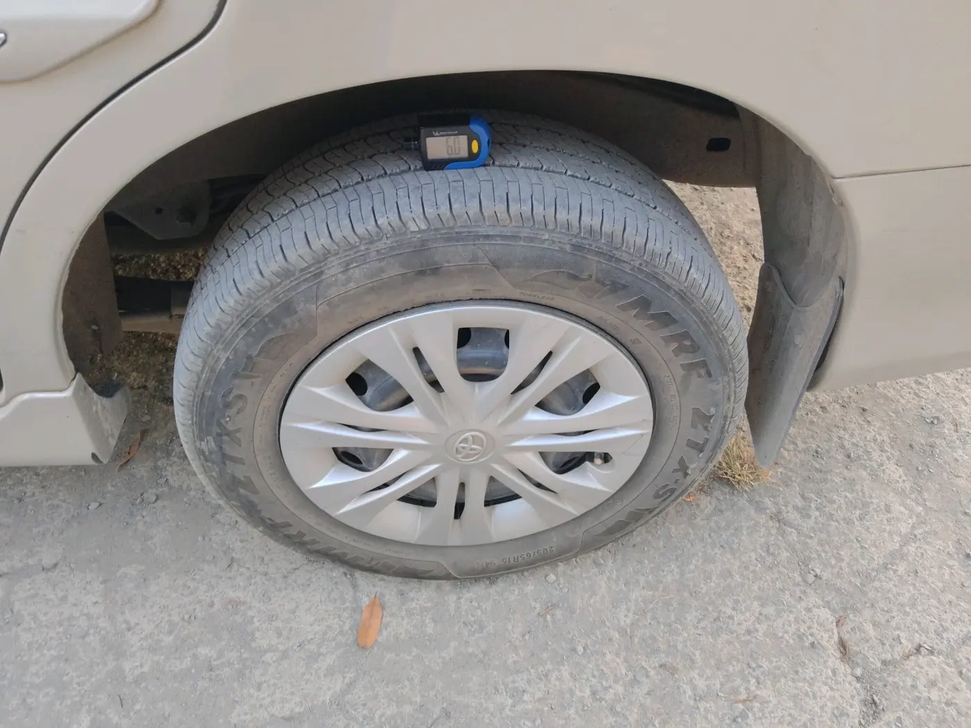 2013 Toyota Innova 2.5 G 8 STR, Diesel, Manual, 90,485 km, tyre