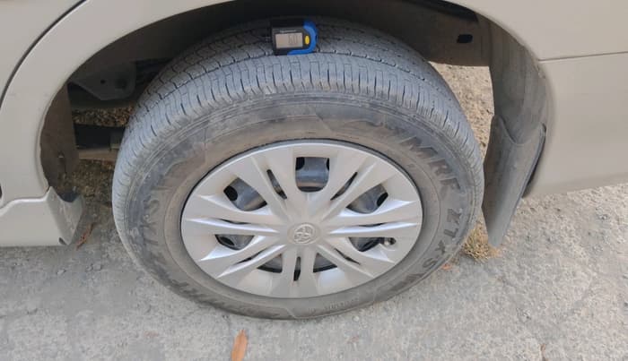 2013 Toyota Innova 2.5 G 8 STR, Diesel, Manual, 90,485 km, tyre