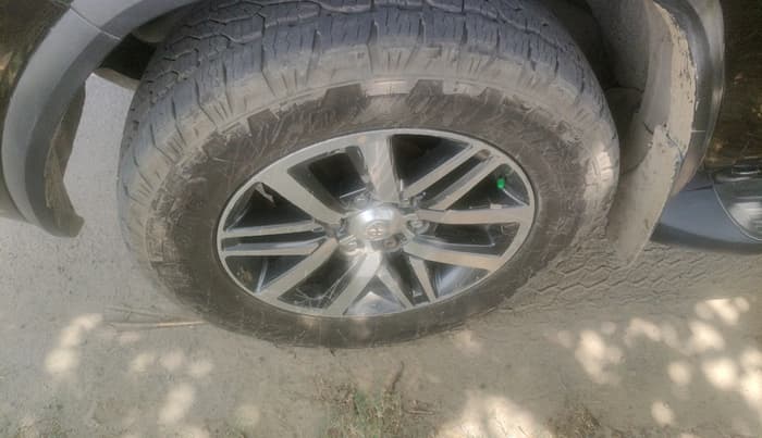 2017 Toyota Fortuner 2.8 4X2 AT, Diesel, Automatic, 2,94,108 km, tyre