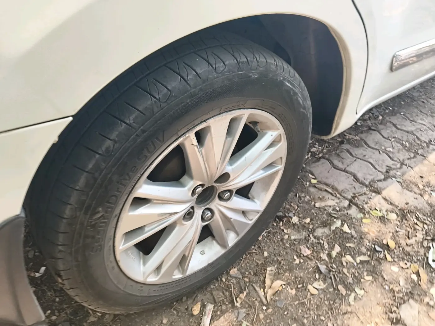 2016 Toyota Innova Crysta 2.8 ZX AT 7 STR, Diesel, Automatic, 2,30,857 km, tyre