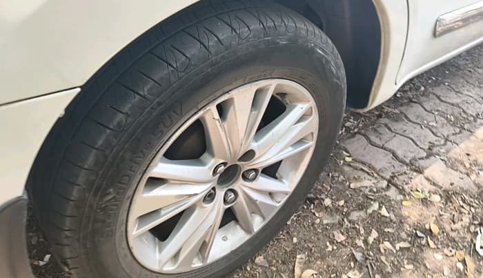 2016 Toyota Innova Crysta 2.8 ZX AT 7 STR, Diesel, Automatic, 2,30,857 km, tyre