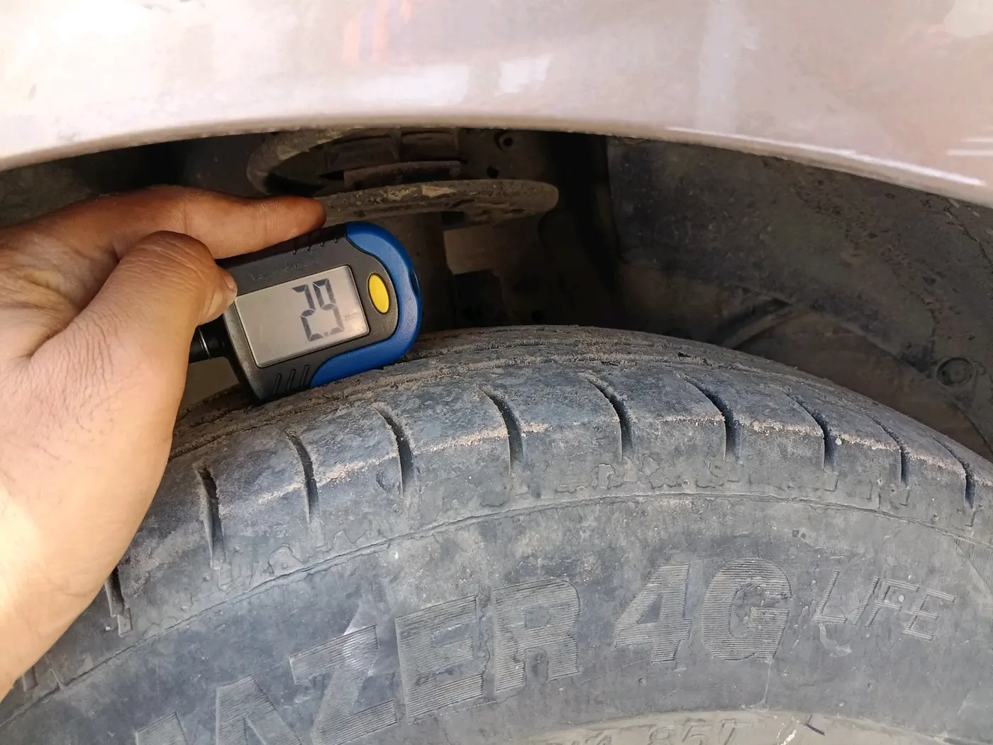 2017 Maruti Dzire VXI, Petrol, Manual, 82,343 km, tyre