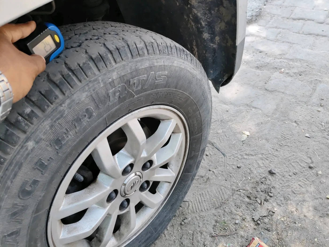 2017 Mahindra TUV300 T8, Diesel, Manual, 1,11,586 km, tyre