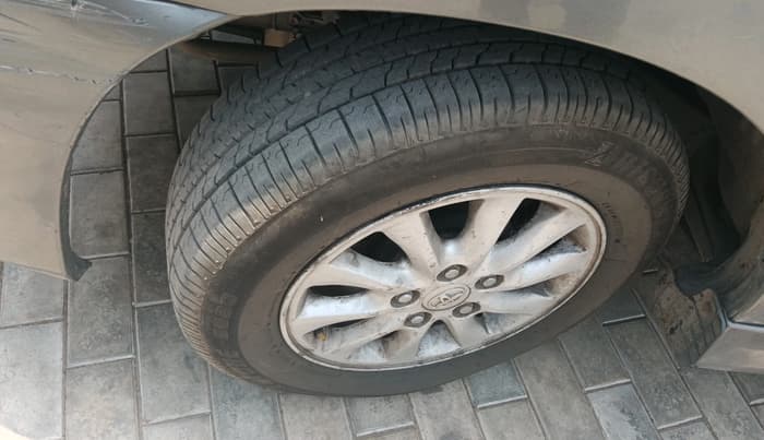 2013 Toyota Innova 2.5 VX 8 STR, Diesel, Manual, 2,87,799 km, tyre