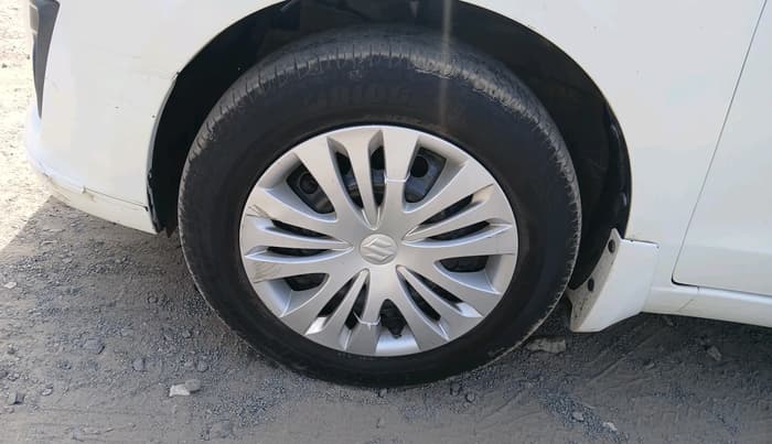 2013 Maruti Ertiga ZXI, CNG, Manual, 1,41,560 km, tyre