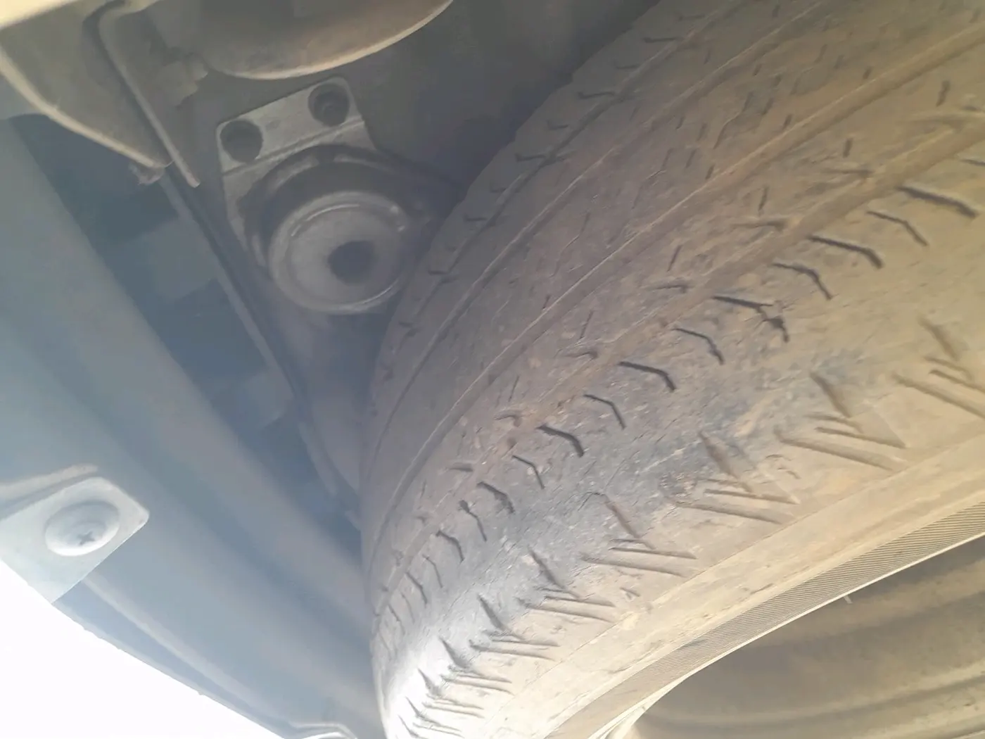 2018 Mahindra XUV500 W11 AT, Diesel, Automatic, 1,30,593 km, tyre