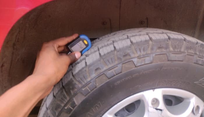 2018 Mahindra TUV300 T4 PLUS, Diesel, Manual, 1,65,556 km, tyre