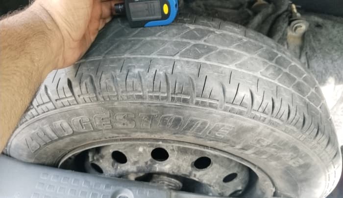 2011 Maruti Swift VXI, CNG, Manual, 1,04,898 km, tyre