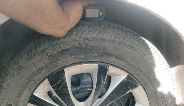 2011 Maruti Swift VXI, CNG, Manual, 1,04,898 km, tyre