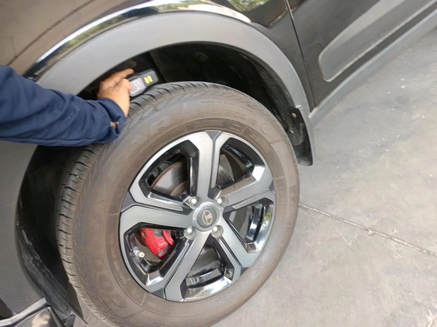 2023 Tata NEXON XZA PLUS LUX SUNROOF RED DARK PETROL, Petrol, Automatic, 27,092 km, tyre