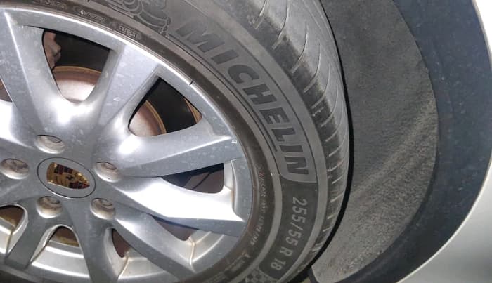 2014 Porsche Cayenne DIESEL, Diesel, Automatic, 1,50,259 km, tyre