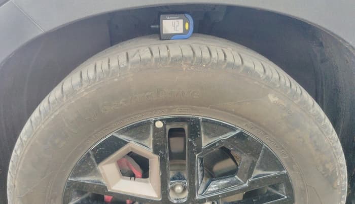 2024 Hyundai VENUE SX(O) 1.0 Turbo DCT Knight Edition, Petrol, Automatic, 24,210 km, tyre