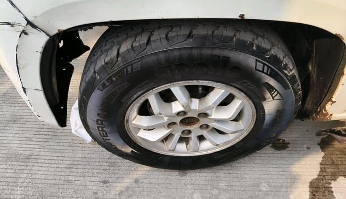 2015 Mahindra TUV300 T8, Diesel, Manual, 2,22,622 km, tyre