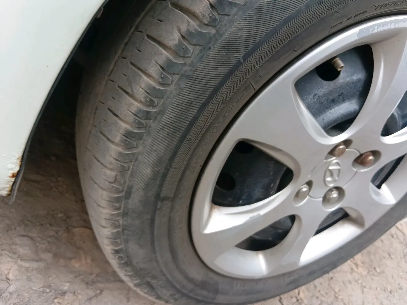 2012 Hyundai Verna FLUIDIC 1.6 VTVT EX, Petrol, Manual, 1,15,500 km, tyre