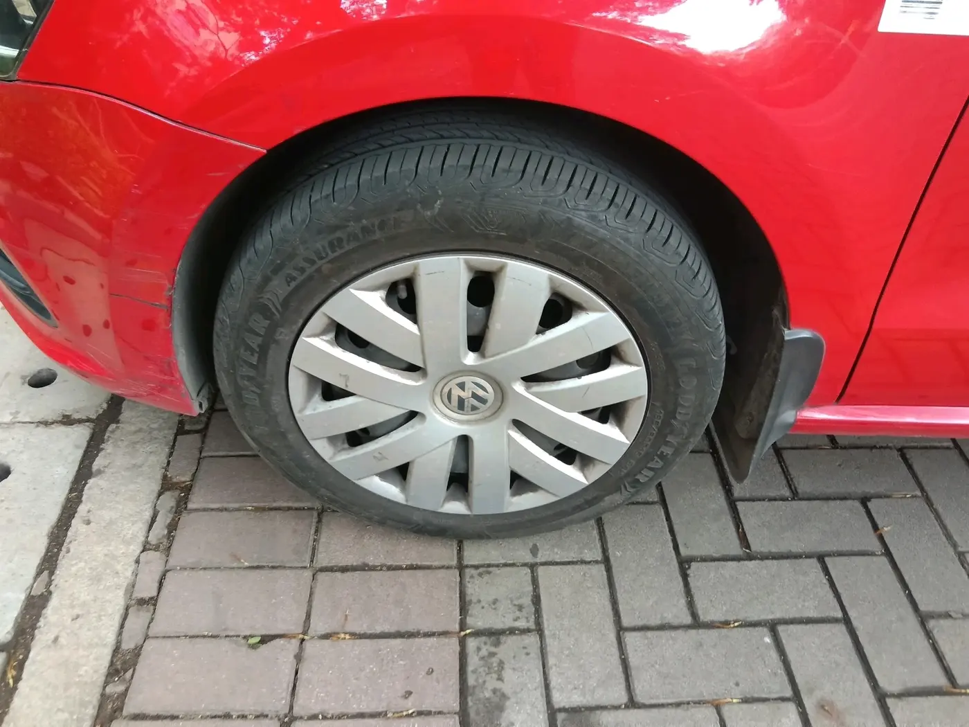 2015 Volkswagen Polo COMFORTLINE 1.2L, Petrol, Manual, 50,251 km, tyre