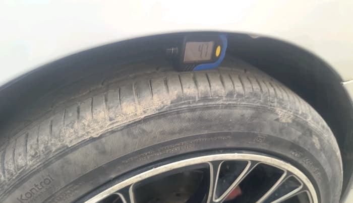 2016 Volkswagen Polo HIGHLINE1.2L, Petrol, Manual, 89,898 km, tyre