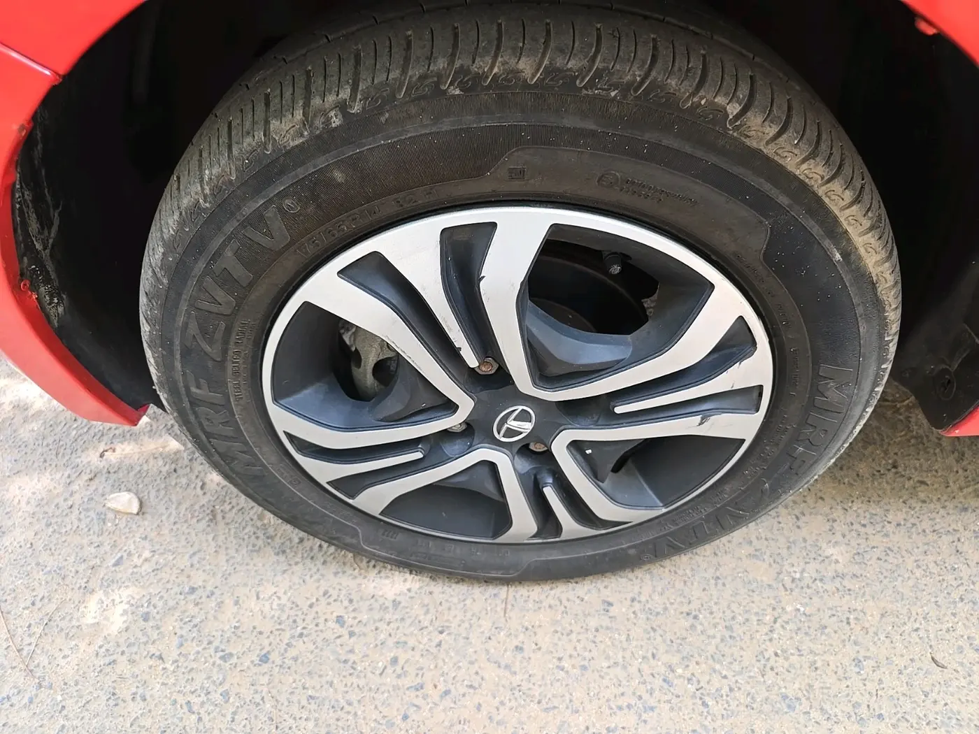 2023 Tata Tiago XTA PETROL, Petrol, Automatic, 16,071 km, tyre