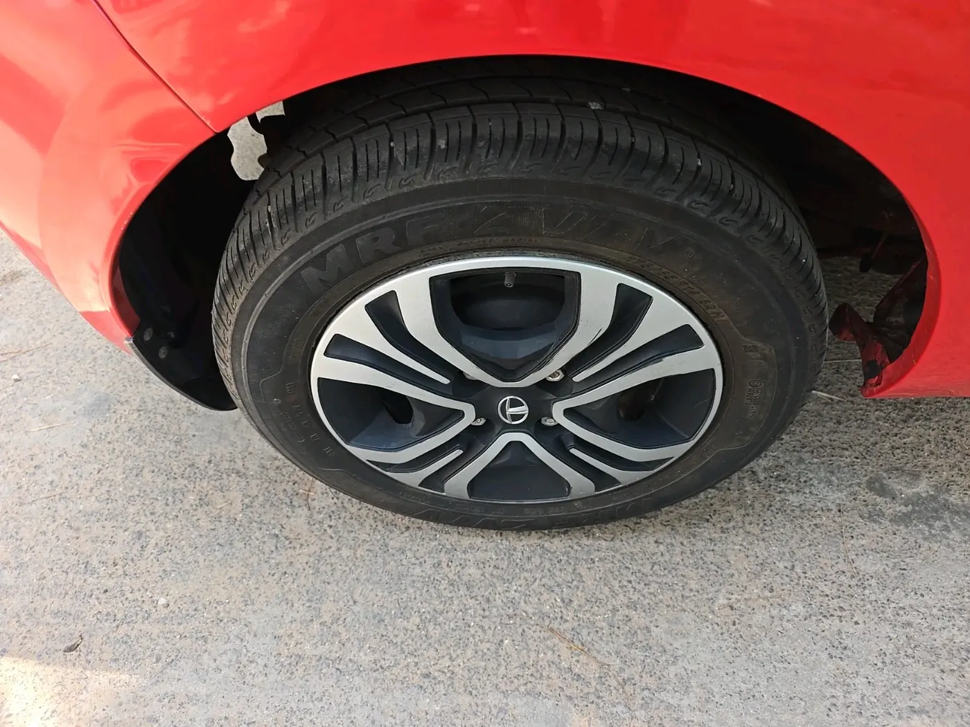 2023 Tata Tiago XTA PETROL, Petrol, Automatic, 16,071 km, tyre