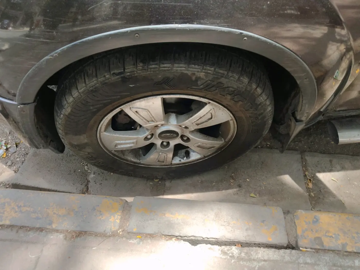 2013 Mahindra XUV500 W8, Diesel, Manual, 1,14,352 km, tyre