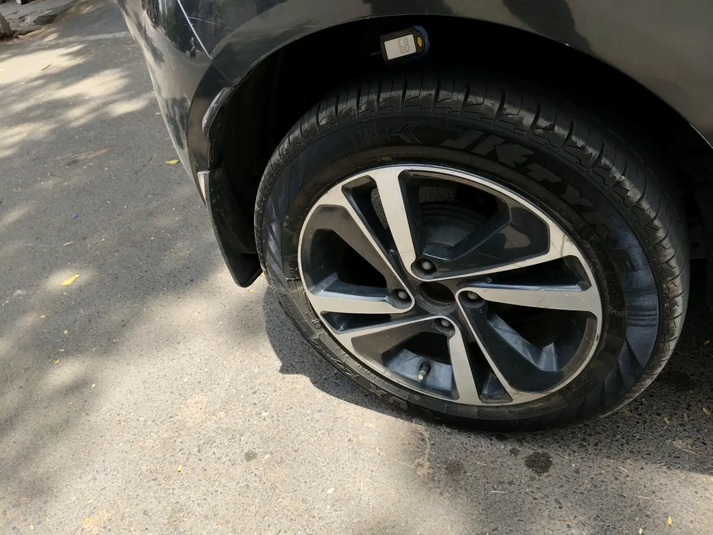 2020 Tata ALTROZ XZ PETROL, CNG, Manual, 80,080 km, tyre
