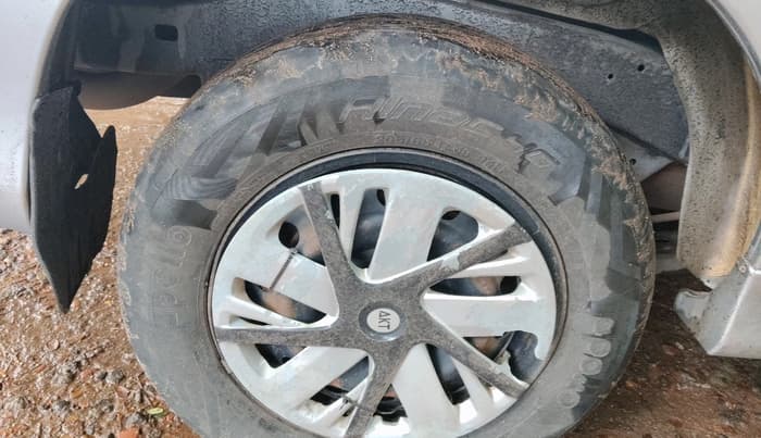 2015 Toyota Innova 2.5 GX 7 STR, Diesel, Manual, 3,01,037 km, tyre