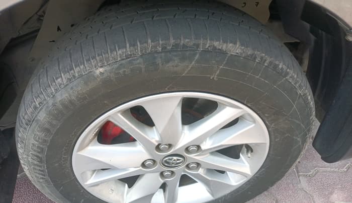 2017 Toyota Innova Crysta 2.4 G 7 STR, Diesel, Manual, 2,46,333 km, tyre