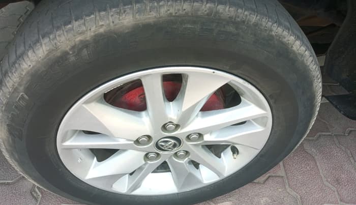 2017 Toyota Innova Crysta 2.4 G 7 STR, Diesel, Manual, 2,46,333 km, tyre