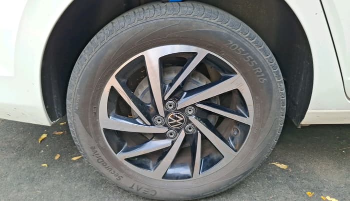 2023 Volkswagen VIRTUS TOPLINE TSI 1.0 AT, Petrol, Automatic, 21,495 km, tyre