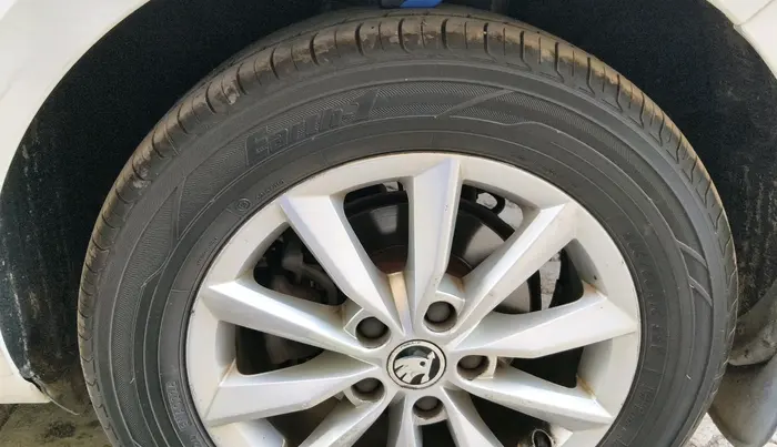 2016 Skoda Octavia STYLE PLUS AT 1.8 TSI, Petrol, Automatic, 1,59,311 km, tyre