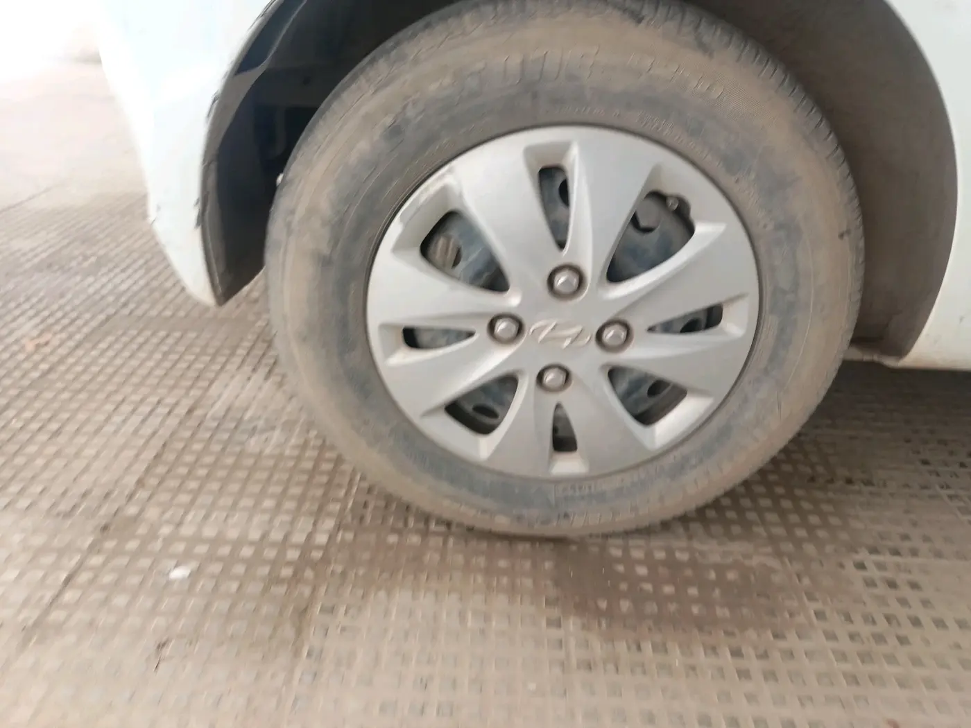 2011 Hyundai i10 SPORTZ 1.2, Petrol, Manual, 1,08,821 km, tyre