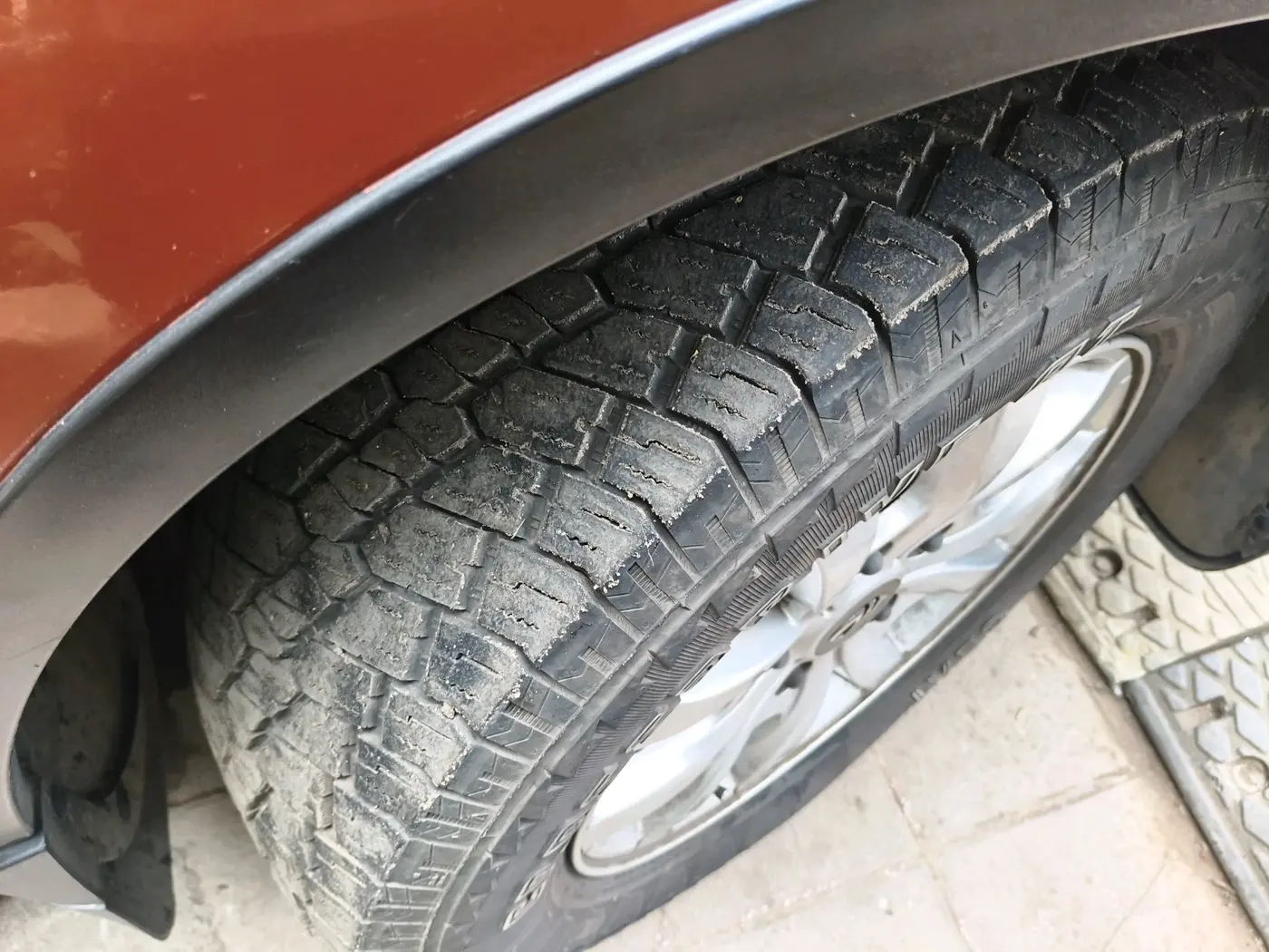 2017 Mahindra XUV500 W6 AT, Diesel, Automatic, 49,903 km, tyre