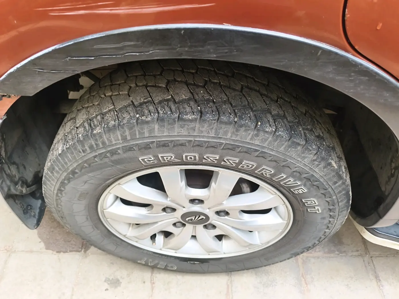 2017 Mahindra XUV500 W6 AT, Diesel, Automatic, 49,903 km, tyre