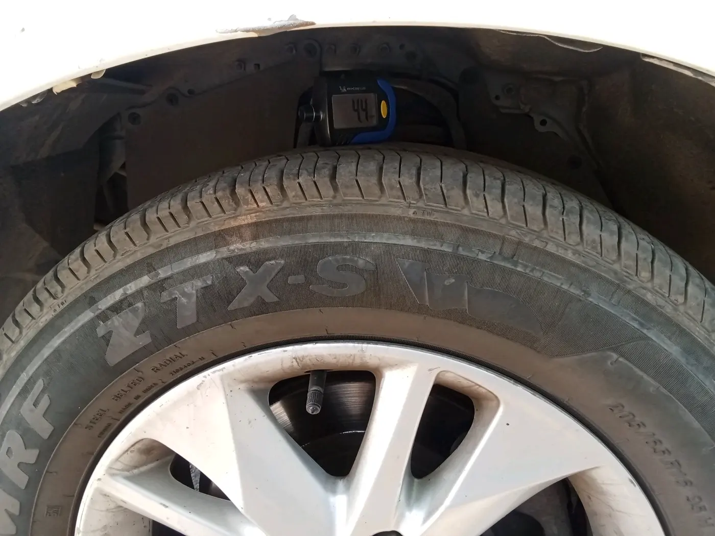 2017 Toyota Innova Crysta 2.8 GX AT 8 STR, Diesel, Automatic, 1,75,999 km, tyre